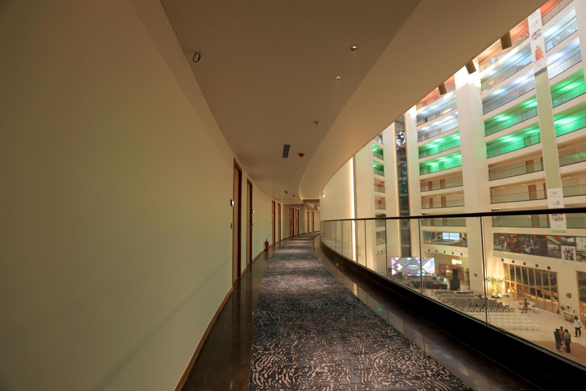 Hotel The World Surat Exterior foto