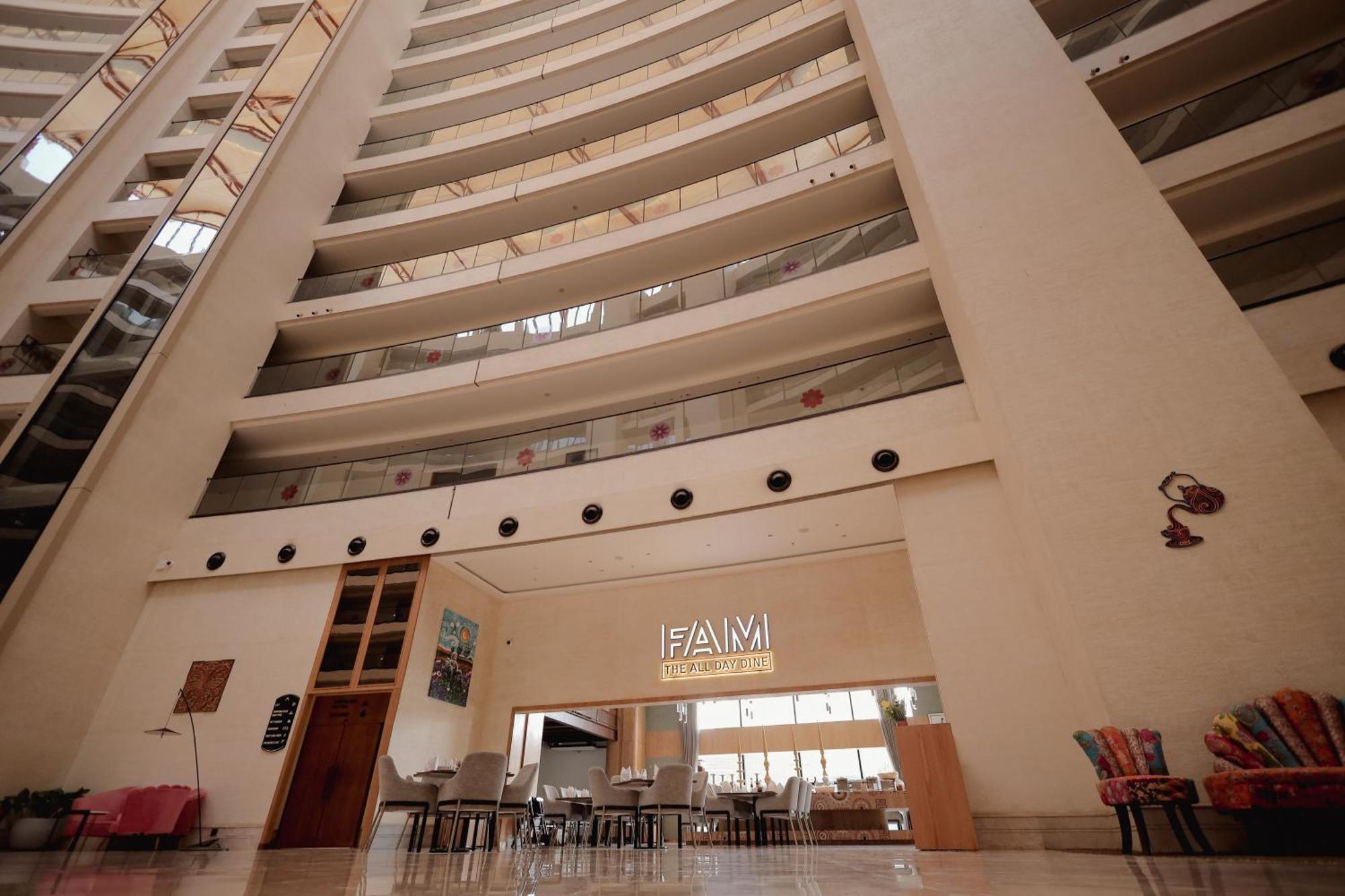 Hotel The World Surat Exterior foto