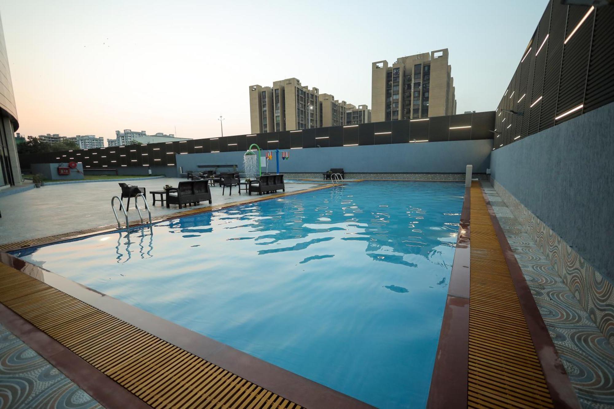 Hotel The World Surat Exterior foto
