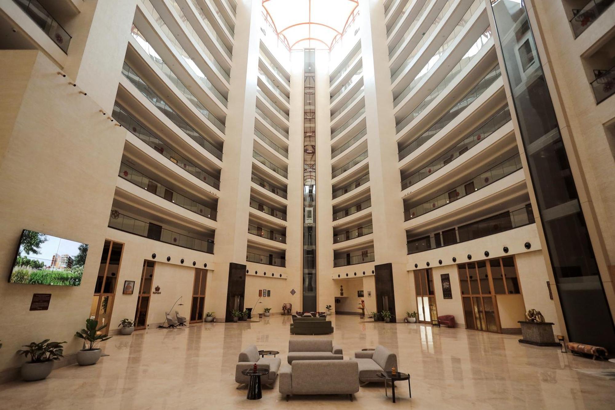 Hotel The World Surat Exterior foto